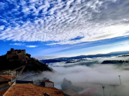Mar de nubes y mar de niebla en Cardona, con el castillo destacando en la colina.