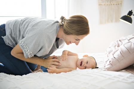 Las cosquillas, los masajes o las canciones de falda son una buena forma de jugar con tu bebé