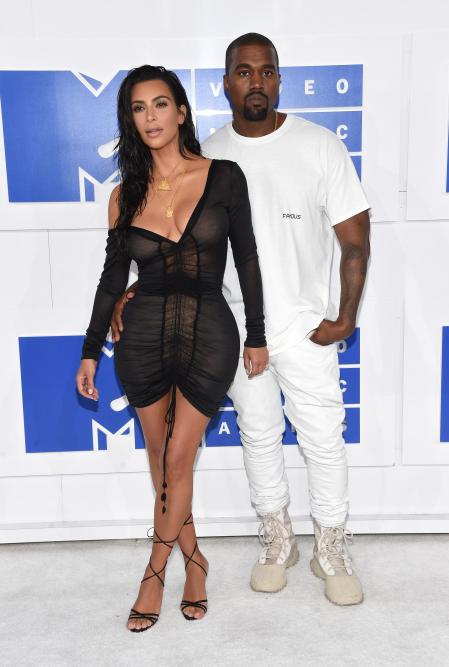 Kanye West y Kim Kardashian en los MTV Video Music Awards