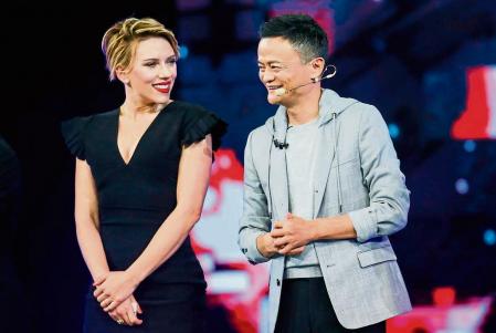 Jack Ma junto a Scarlett Johansson