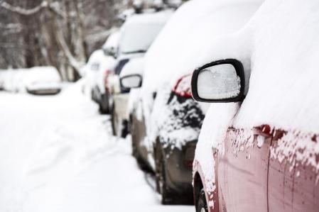 Coches cubiertos por una capa espesa de nieve