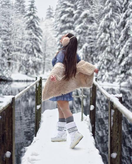 Una joven con las botas 'Moon Boot'