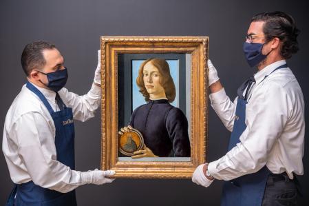 Dos operarios de Sotheby's traslada la obra de Botticelli que se pondrá a subasta y que puede alcanzar un récord histórico