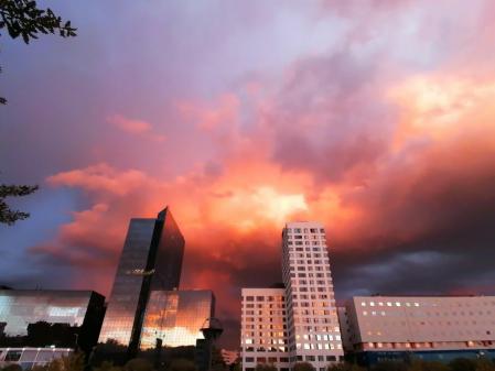 Cielo encendido sobre los edificios junto al Parc de Catalunya de Sabadell-