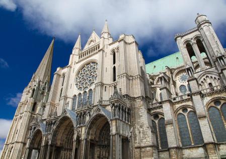 Fachada de la catedral gótica de Chartres, en Francia, cuya construcción empezó a finales del siglo XII