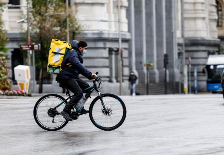 Riders en la Plaza de Cibeles en Madrid Reaprtidores con Bicicleta