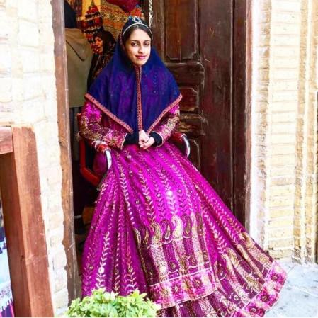 Mujer iraní con vestido de gala.