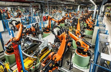 La planta de producción de Mercedes en Vitoria es la segunda mayor fábrica de furgonetas de Daimler AG en el mundo y emplea a unas 4.900 personas