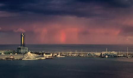 Tormenta de invierno frente al rompeolas de Barcelona.