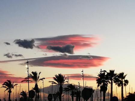 Nubes lenticulares captadas desde el paseo marítimo de Vilanova i la Geltrú.