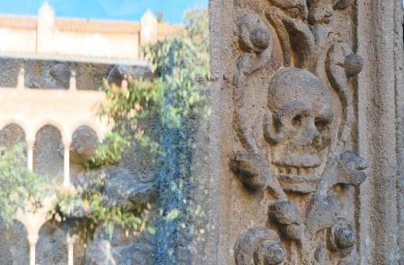 Calavera del pozo del Claustro del monasterio de Pedralbes.