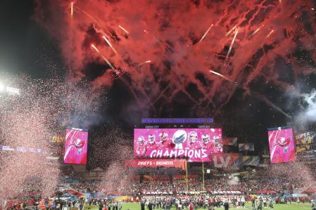 07 February 2021, US, Tampa: Fireworks can be seen in the sky in celebration after the Tampa Bay Buccaneers wins the NFL Super Bowl 2021 football match against Kansas City Chiefs at Raymond James Stadium. Photo: Dirk Shadd/Tampa Bay Times via ZUMA Wire/dpa
Dirk Shadd/Tampa Bay Times via Z / DPA
07/02/2021 ONLY FOR USE IN SPAIN