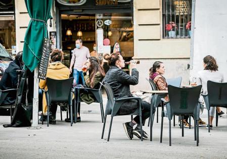 foto XAVIER CERVERA 04/02/2021 Catalunya pasa al confinamiento comarcal, amplía el horario de la restauración y reabre gimnasios EMERGENCIA SANITARIA Las nuevas medidas entrarán en vigor el próximo lunes 8 de febrero y tendrán una vigencia inicial de 14 días en la imagen ,terraza (aire libre) de un bar (y/o restaurante) del carrer tallers, plaça castella, barcelona (algunos comen sentados d take away)