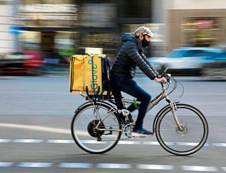 BARCELONA- UN RIDER DE GLOVO EN LA DIAGONAL DE BARCELONA- MENSAJERO, CICLISTA-FOTO ANA JIMENEZ