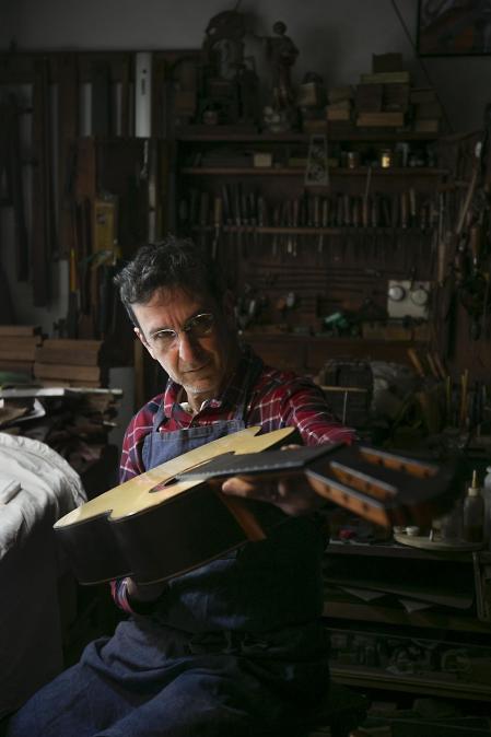 Fleta también estudió cinco años de guitarra en el conservatorio y eso le ayuda a entender más profundamente el instrumento