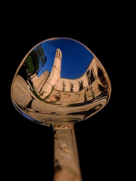 Campanario del monasterio de Pedralbes reflejado en una cuchara.