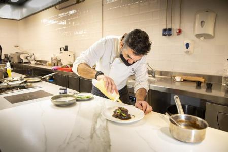 FOTO: MANÉ ESPINOSA RESTAURANTE TIENDA MARINAR REGENTADO POR EL CHEF ADRIÁN MARÍN.
