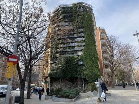 Jardín vertical de Capella García, en la confluencia de de las calles del Marqués de Sentmenat y Berlín, en Barcelona.