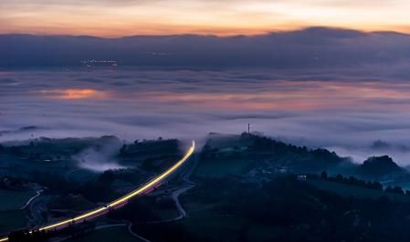 La carretera se pierde con las luces de los coches.