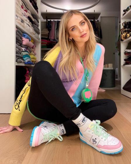 Chiara Ferragni con su look repleto de piezas de su colección de ropa