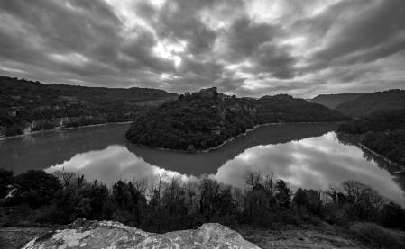 Reflejos en las aguas del meandro del Ter, con Sant Pere de Casserres.