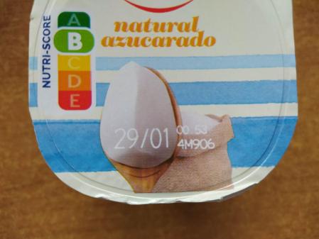 Detalle del semáforo nutricional Nutriscore en el etiquetado de un yogur