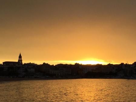 Vistas del amanecer en playa de Palamòs.