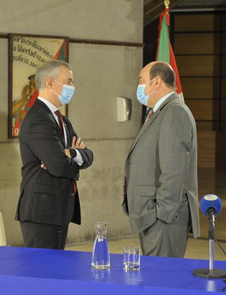 El lehendakari Iñigo Urkullu dialoga con Andoni Ortuzar, presidente del EBB del PNV.