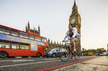 Londres se propone reducir el tráfico en sus calles a través de un peaje y potenciar la movilidad no contaminante