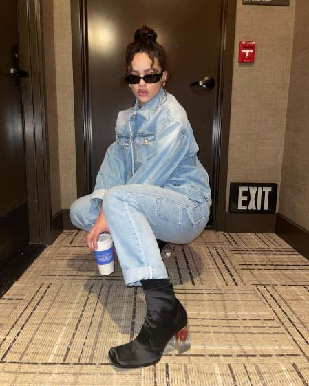 Rosalía con el conjunto denim y los botines de Maison Margiela