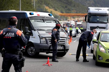 foto 20/03/2020 Aumentan los controles policiales para que nadie vaya a segundas residencias DGT, Guardia Civil y Mossos d’Esquadra controlarán las salidas terrestres de las grandes ciudades reten informativo d Mossos en el peaje de los tuneles del Garraf C-32 (autopista Pau Casals) ,lado Sitges Las limitaciones en los desplazamientos durante el estado de alarma por el coronavirus son claras: solo se permite romper el confinamiento en las casas si hay una razón justificada -como ir a comprar alimentos o medicamentos, acudir al médico o tratar a personas dependientes- o de fuerza mayor. Está totalmente prohibido desplazarse para ir a pasar el fin de semana o unas vacaciones a una segunda residencia, algo que la DGT, la Guardia Civil y Mossos d’Esquadra vigilarán intensamente desde hoy con mayor presencia de controles en las carreteras y autopistas del país. Desde este viernes se incrementan los controles en las salidas de las grandes ciudades. La Guardia Civil ya tiene en marcha 30.000 controles de carretera y se reforzarán durante todo el fin de semana con el fin de vigilar el cumplimiento de las restricciones de circulación impuestas. Coronavirus Las multas oscilan entre los 600 y 30.000 euros