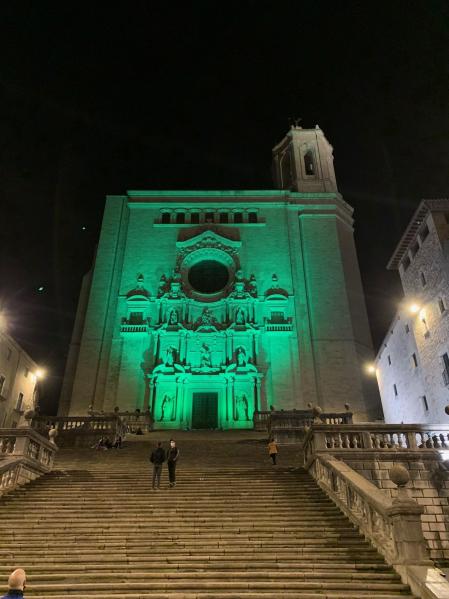 La catedral de Girona se tiñe de verde para homenajear a los sanitarios.