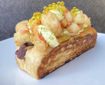 Brioche de langostinos con mayonesa de wasabi