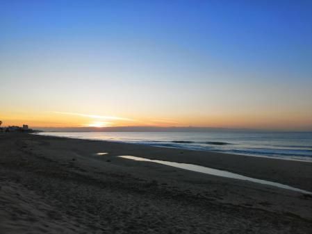 Vistas del amanecer en la playa del Vendrell.