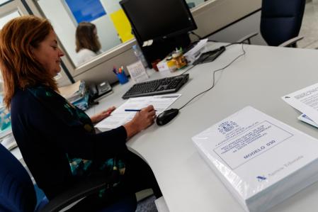 Una funcionaria en una oficina de la Agencia Tributaria