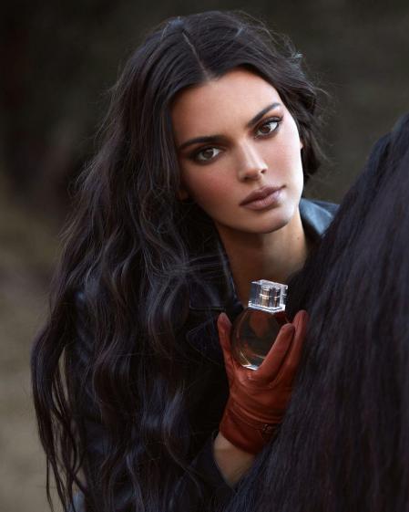 Kendall Jenner posa con una de sus fragancias de la colección Kendall x KKW Fragrance