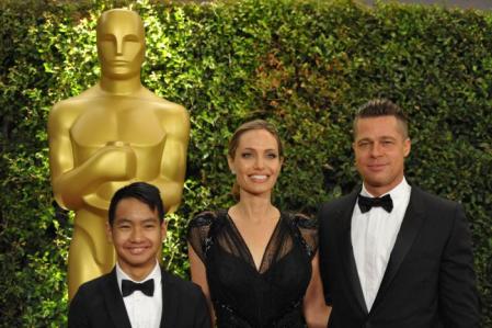 Angelina Jolie yBradi Pitt con su hijo Maddox Jolie-Pitt en 2013