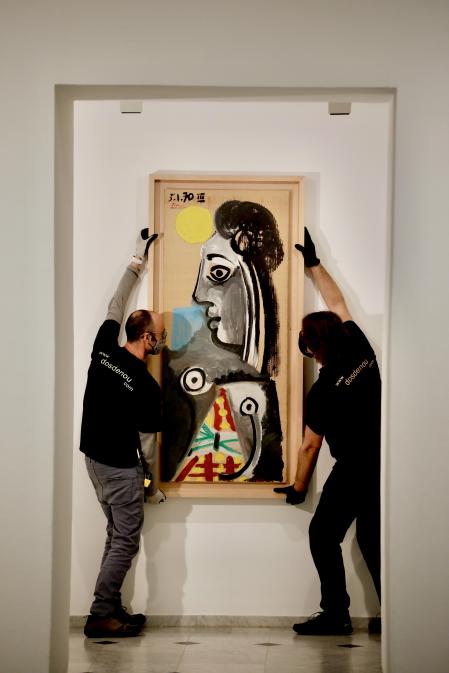 cambio de vestuario: dos componentes del equipo 2d9 sustituyen uno de los cuadros en una de las salas del Picasso