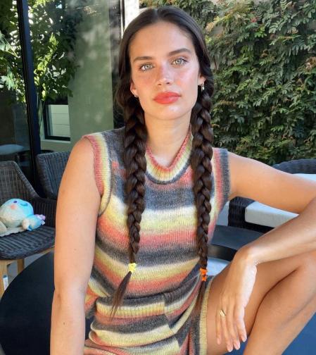 Sara Sampaio con el 'total look' de Mango