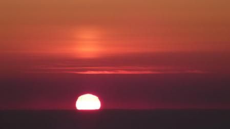 Pilar solar captado al amanecer en Gavà.