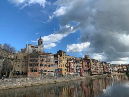 Vistas de Girona a punto de ser cubierta por unas nubes.