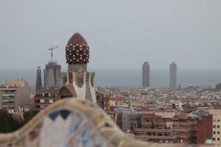 Barcelona desde el Park Güell, con la Sagrada Familia y las torres de la Vila Olímpica en el horizonte.