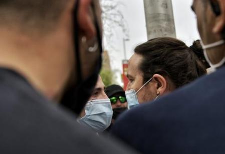 Pablo Iglesias y un componente del escrache que le hicieron en Coslada, cara a cara