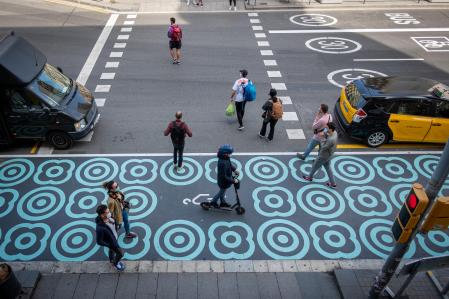 Las aceras de la calle Pelai estrenadas el pasado fin de semana suman un nuevo color a la variedad cromática del asfalto de Barcelona
