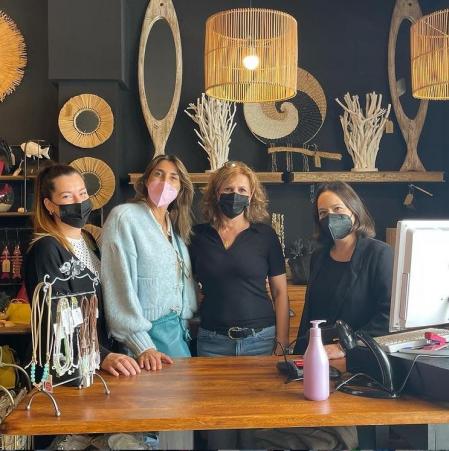 Paz Padilla posa junto a las empleadas de su tienda en Zahara de los Atunes