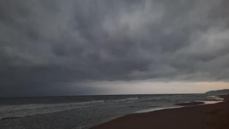 Panorámica del cielo tormentoso en la playa de Gavà.