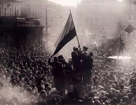 Proclamación de la Segunda República española en la Puerta del Sol de Madrid el 14 de abril de 1931.