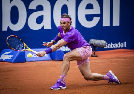 Rafael Nadal trata de golpear de revés, ante Ivashka