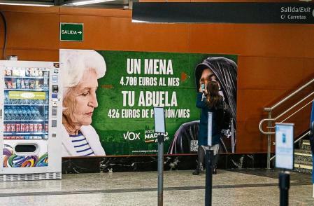 La Fiscalía Provincial de Madrid ha incoado diligencias de investigación por un presunto delito de odio contra Vox por un cartel electoral instalado en la puerta del Sol en el que se compara el dinero dedicado a una pensión de jubilación con el de mantener a los menores extranjeros no acompañados (menas).