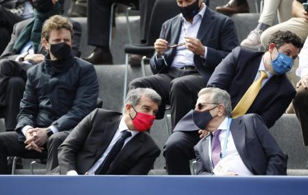 Joan Laporta, presidente del Barça, conversa con Javier Godó, conde de Godó, en el Barcelona Open Banc Sabadell
